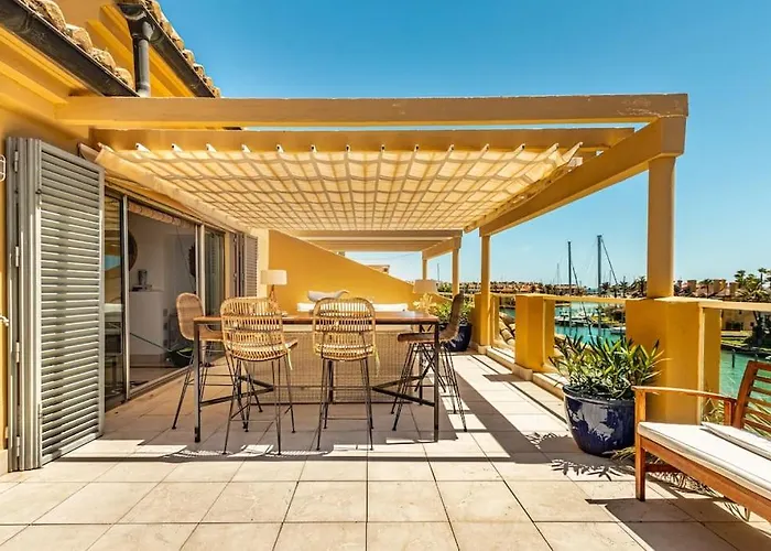 Beautiful Penthouse Overlooking Marina Channels