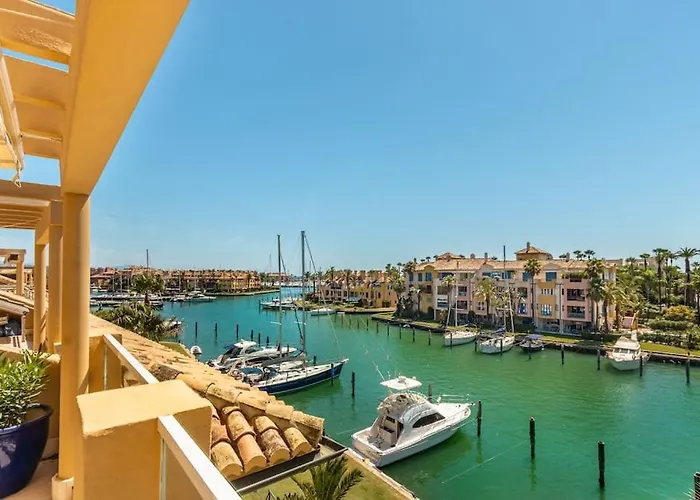 Beautiful Penthouse Overlooking Marina Channels