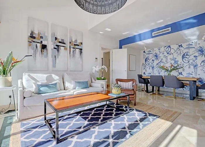 Beautiful Penthouse Overlooking Marina Channels