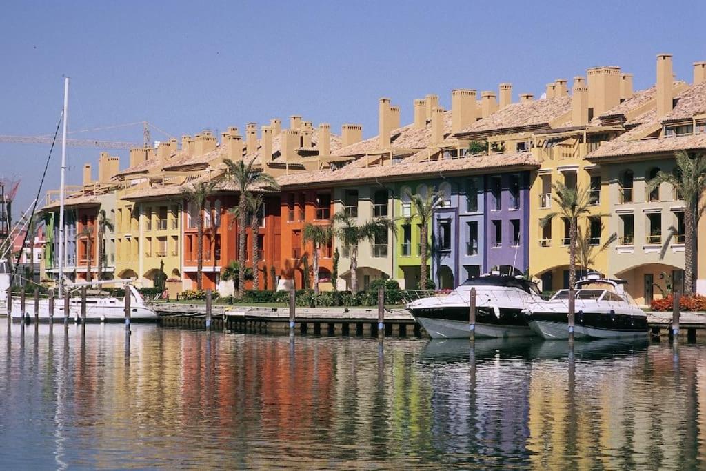 Beautiful Penthouse Overlooking Marina Channels